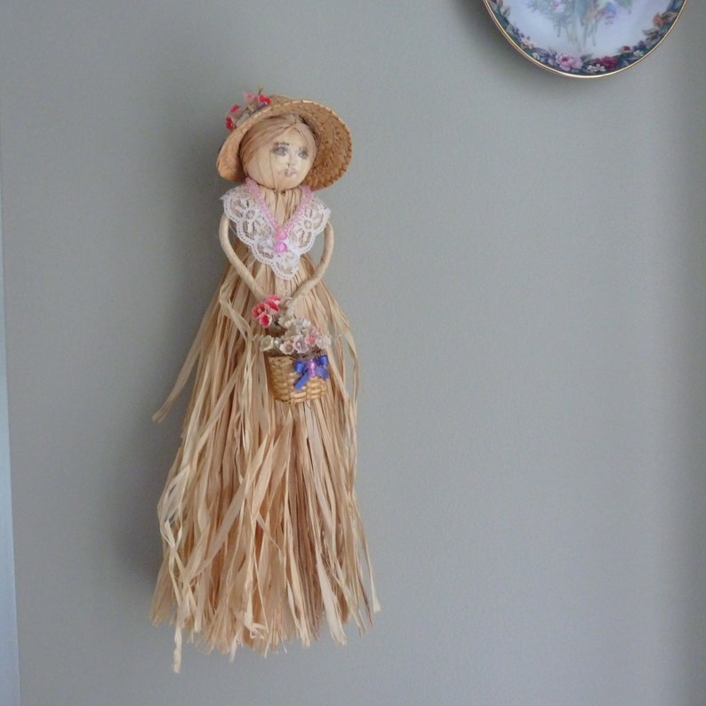 Wall Hanging, Natural Straw Home Decor Depicting a Beautiful Lady in