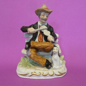 Figurine, Ceramic Figurine of an old Fiddler with his faithful dog.