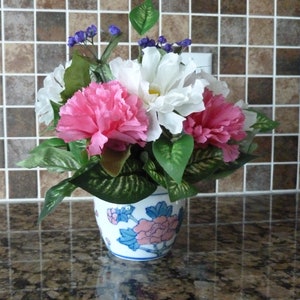 Flower Arrangement, Flower Bouqette in Pink Carnation and White Zennias in a lovely pot.