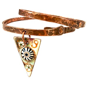 Bracciale impilabile in rame martellato “Terra Orbit Enamel Bangles” Gioielli con ciondolo geometrico smaltato e rivetti, realizzati a mano