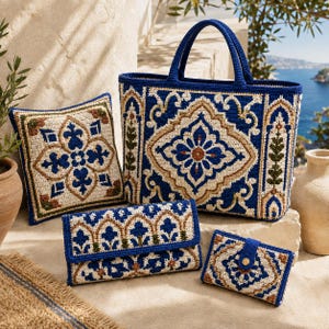 Puede incluir: Un conjunto de artículos de ganchillo con un patrón a juego inspirado en azulejos en tonos azul, crema y marrón. El set incluye un bolso grande con dos asas, un cojín cuadrado, un bolso de mano rectangular y una pequeña cartera con botón.