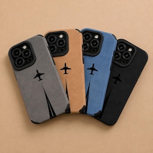 Puede incluir: Cuatro fundas para smartphone en gris, beige, azul y negro, cada una con acabado texturizado y módulo de cámara negro. Cada funda muestra el gráfico de un pequeño avión volando hacia arriba con una estela negra fina hacia el borde inferior.