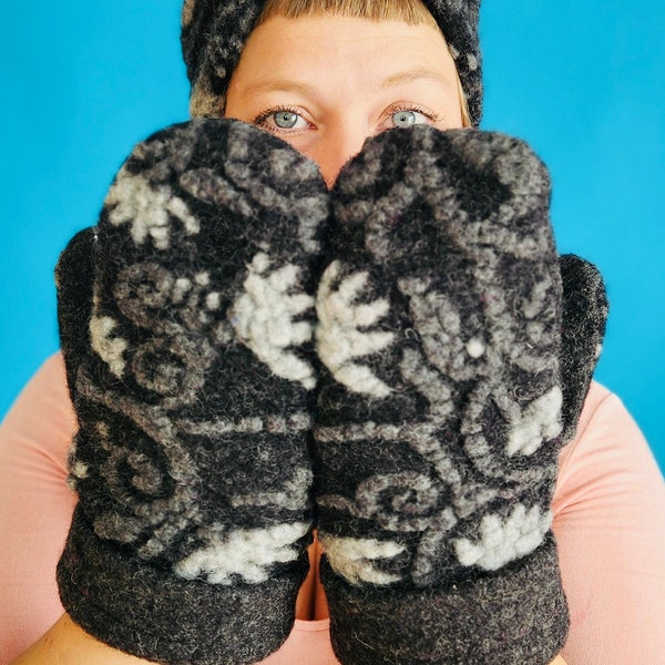 Mitaines feutrées 'Elly', extensibles. Noir avec gris. Floral. Walkstoff. Mitaines laineuses. Mitaines de laine bouillie. Mitaines feutrées. Gants de laine.