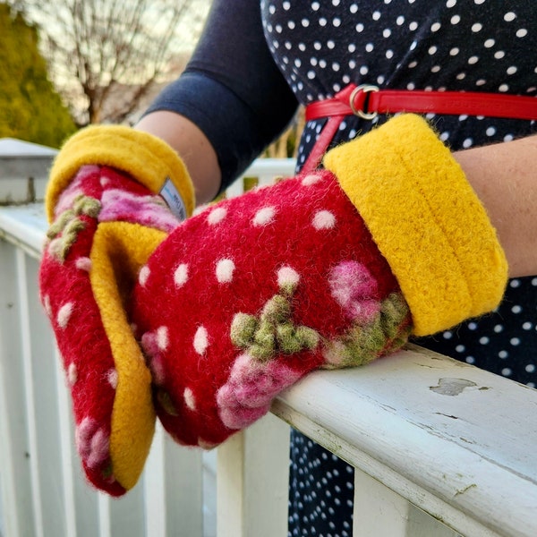 Felted Mittens ‘Elly’, stretchy. Red dots and roses. Walkstoff. Woolly mittens. Boiled wool mittens. Felted mittens. Wool gloves.