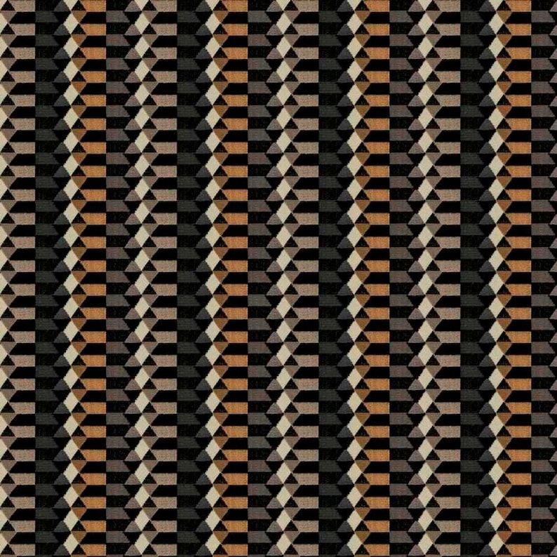 Puede incluir: Tejido con un patr&oacute;n geom&eacute;trico repetitivo. El dise&ntilde;o presenta formas rectangulares apiladas en negro, marr&oacute;n, beige y gris. La disposici&oacute;n crea un efecto texturizado y tridimensional. Adecuado para tapicer&iacute;a, decoraci&oacute;n del hogar o moda.