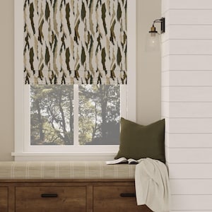 Puede incluir: Una cortina romana con un patr&oacute;n abstracto vertical en tonos verde oliva, marr&oacute;n oscuro y crema. La cortina de tela est&aacute; montada dentro del marco de una ventana sobre un banco de madera con un coj&iacute;n beige, una almohada verde oliva y una manta.