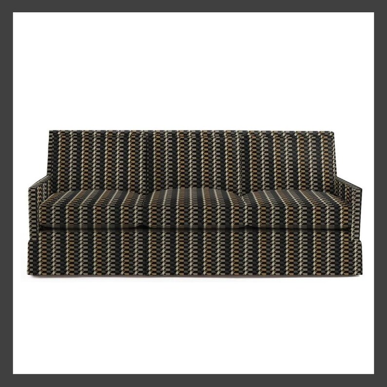 Puede incluir: Un sof&aacute; de tres plazas con un estampado geom&eacute;trico en negro, beige y blanco. El sof&aacute; tiene una base con falda y respaldo recto. La tela tiene un dise&ntilde;o de rayas verticales. El sof&aacute; es de color neutro y encajar&iacute;a en muchos salones.