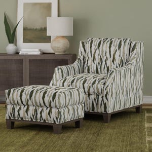 Puede incluir: Un sill&oacute;n tapizado y un reposapi&eacute;s a juego con un patr&oacute;n abstracto vertical en tonos verde oliva, crema y marr&oacute;n oscuro. El conjunto de muebles tiene un respaldo alto, brazos cuadrados y patas de madera de color marr&oacute;n oscuro.