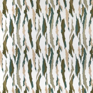 Puede incluir: Un patr&oacute;n de tela con un dise&ntilde;o de camuflaje de rayas de tigre verticales. El estampado consiste en formas alargadas y dentadas en tonos verde oliva, verde bosque oscuro y beige claro, sobre un fondo blanco s&oacute;lido y brillante.