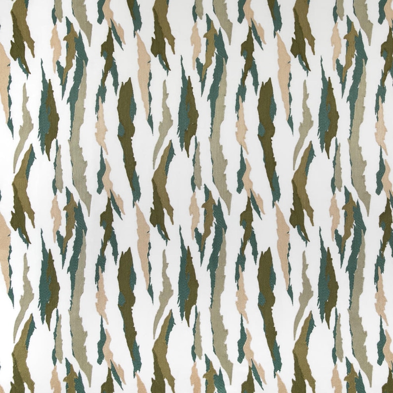 Puede incluir: Un patr&oacute;n de tela con un dise&ntilde;o de camuflaje de rayas de tigre verticales. El estampado consiste en formas alargadas y dentadas en tonos verde oliva, verde bosque oscuro y beige claro, sobre un fondo blanco s&oacute;lido y brillante.