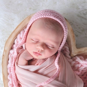Light pink baby girl bonnet, classic fitted crochet hospital hat, winter coming home outfit, newborn prop, baby&#39;s first photos, shower gift