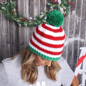 Cappello natalizio da donna, rosso, verde, bianco, pompon gigante all'uncinetto, berretto a righe, accessorio per foto di Natale per feste di famiglia, fotografia di Natale e canti natalizi.