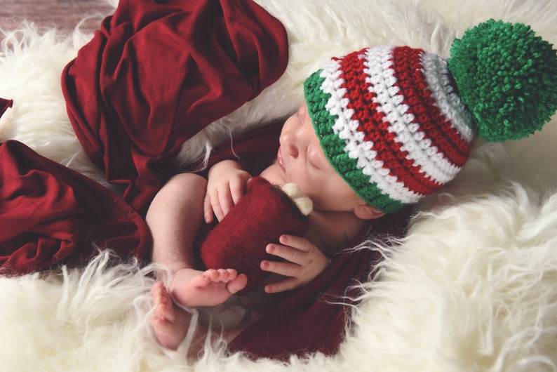 Baby Weihnachtsmütze Riesenbommel gestreifte Krankenhaus Mütze für Weihnachten nach Hause kommen Outfit Urlaub Foto Requisite Neugeborene Fotografie rot grün & weiß Bild 5
