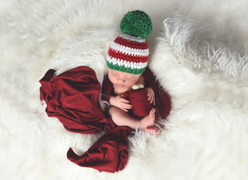 Baby Weihnachtsmütze Riesenbommel gestreifte Krankenhaus Mütze für Weihnachten nach Hause kommen Outfit Urlaub Foto Requisite Neugeborene Fotografie rot grün & weiß Bild 3