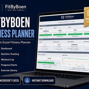 Op de afbeelding: Een laptop met de FitByBoen Fitness Planner, een Excel-dashboard voor het bijhouden van voeding, trainingen en voortgangsgrafieken. Het scherm toont gegevens over calorieën, eiwitten, water en gewichtstrends, inclusief een gouden handleiding-icoon.