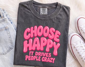 「幸せを選ぶと人が狂う」シャツ、コンフォートカラーズグラフィックTシャツ、トレンディなプレッピーTシャツ、皮肉なポジティブシャツ、美的グレートップ