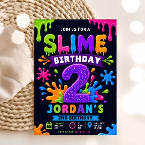 Puede incluir: Una tarjeta de invitación de cumpleaños negra con gotas y salpicaduras de slime de colores. El texto dice JOIN US FOR A SLIME BIRTHDAY, un gran número 2 morado, JORDAN'S 2ND BIRTHDAY, y detalles del evento el sábado 20 de marzo de 2025 a las 4:00 PM.