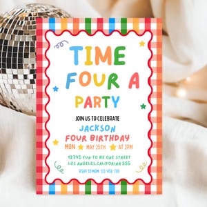 Pode incluir: Um cartão de convite retangular com uma borda xadrez nas cores vermelha, laranja, amarela, verde e azul. O centro branco apresenta o texto TIME FOUR A PARTY, JOIN US TO CELEBRATE JACKSON FOUR BIRTHDAY, MON MAY 25TH AT 2PM e detalhes do endereço.