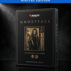 Pode incluir: Uma caixa preta de Magic: The Gathering Ghostface Commander Deck com texto dourado e uma ilustração central do personagem Ghostface segurando uma faca e um telefone. A caixa inclui o texto Digital Edition, Ghostface e The Grimoire of the Damned.
