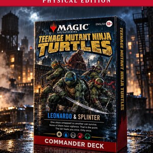 Puede incluir: Una caja de mazo de comandante Magic The Gathering Teenage Mutant Ninja Turtles con Leonardo y Splinter. La ilustración muestra a las cuatro tortugas y a Splinter en una ciudad oscura con el texto "Physical Edition" y "Commander Deck".