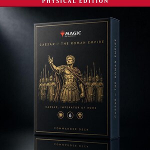 Puede incluir: Una caja de mazo de comandante de Magic The Gathering negra titulada Caesar - The Roman Empire. El frente presenta una ilustración dorada de César con soldados, el texto Caesar, Imperator of Rome y tres iconos circulares que representan un sol, agua y una calavera.