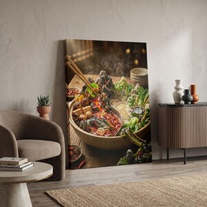 Peut inclure: Un grand bol en céramique rond à deux compartiments rempli d'une fondue chinoise divisée. Un côté contient un bouillon rouge épicé avec du tofu, des champignons et de la racine de lotus, l'autre un bouillon clair avec des légumes verts.