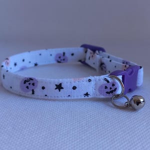 Pompoen kattenhalsband - &#39;&#39;Wit, paars&#39;&#39; - Halloween kattenhalsband/ Afgescheiden/ Star kattenhalsband/ Leuke kattenhalsband/ Huisdiercadeau/ Kat, kleine hondenmaten