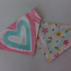 Katzen Bandana - &#39;&#39;Herz, Blume &#39;&#39;- Winziger Blumen Katzenschal / doppelseitig + Rutschfest + Katzenhalstuch über dem Kragen / Valentinstag / Katze, kleiner Hund