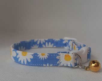 Daisy Flower Cat Collar- ''Breakaway- Bell''- White Flower Cat Collar/ Wildflower Cat Collar/ Kitten, Cat and Small Dog Sizes/ Summer Collar