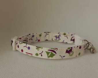 Kattenhalsband- ''Tiny Toy Pattern''- wit, afgescheiden kattenhalsband / lente, zomer kattenhalsband / bel met kraag / kitten, kat, kleine hondenmaten
