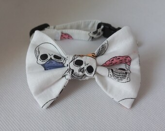 Ensemble de collier pour chat avec nœud papillon, tête de mort souriante, blanc, collier pour chat d'Halloween avec nœud papillon amovible assorti, échappatoire, chaton, chat, petit chien