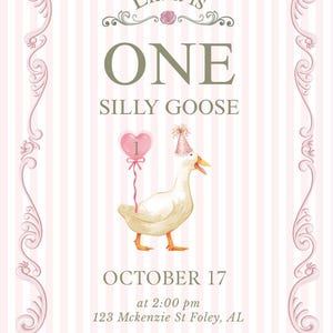 Puede incluir: Una tarjeta de invitación rectangular con fondo de rayas verticales en rosa claro y blanco. Muestra un ganso blanco con un gorro de fiesta rosa, sosteniendo un globo rosa en forma de corazón con el número 1. Texto: Elaia is ONE SILLY GOOSE, OCTOBER 17 at 2:00 pm, 123 Mckenzie St Foley, AL.