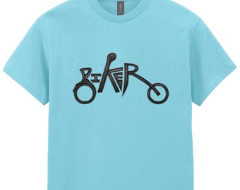 以下が含まれることがあります： 胸元に黒いグラフィックデザインが施されたライトブルーの半袖Tシャツ。グラフィックは、オートバイのシルエットを模したBIKERという文字で構成されています。Biker T-ShirtおよびHit It Holyというテキストが表示されています。