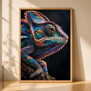 Può includere: Una stampa artistica da parete incorniciata raffigurante un camaleonte vivace e multicolore con squame complesse nelle tonalità del blu, verde, arancione e viola su uno sfondo scuro. Il testo PrintsByAmeSia è stampato verticalmente a sinistra.
