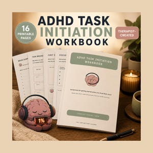 Op de afbeelding: Een ADHD Task Initiation werkboek met 16 printbare pagina's, met een omslag met een hersenillustratie en tekst. Daarnaast staat een klein hersenfiguurtje met een koptelefoon dat een bordje met 1% batterij vasthoudt, plus een pen.