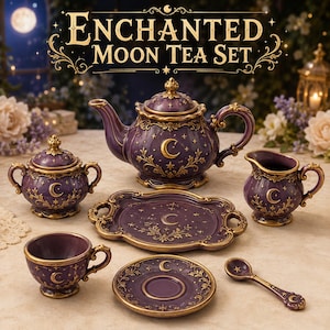 Op de afbeelding: Een paarse theeset met gouden accenten, halve maan- en stermotieven en de tekst "Enchanted Moon Tea Set". De set bevat een theepot met deksel, een suikerpot met deksel, een melkkannetje, een theekopje, een schoteltje, een klein lepeltje en een dienblad.
