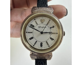 Brighton Newman Uhr, silberfarben, schwarzes Lederarmband mit Krokodilprägung, herzförmiges Zifferblatt