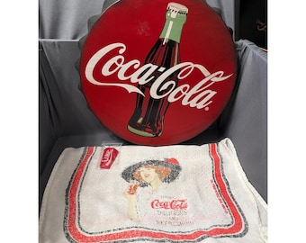 Set da collezione Coca-Cola composto da tappo di bottiglia in metallo, strofinaccio vintage e magnete.