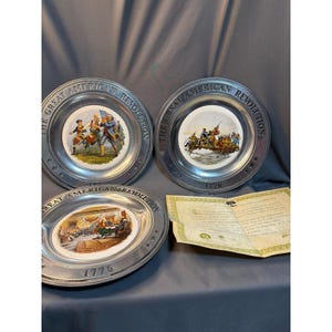 Conjunto de 3 pratos comemorativos do bicentenário da Revolução Americana, em estanho, da Williamsport Foundry, com certificado de autenticidade.