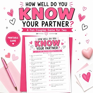 Puede incluir: Una hoja de juego imprimible titulada How Well Do You Know Your Partner? con veinte preguntas numeradas para parejas. El diseño incluye texto en rosa y negro, ilustraciones de corazones, un bolígrafo rosa y detalles de papel rosa.