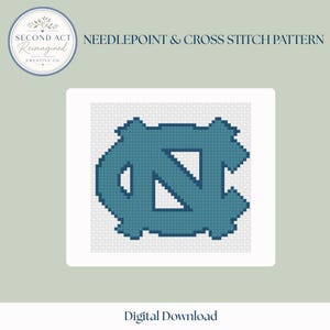 Op de afbeelding: Een needlepoint en kruissteekpatroon met een in elkaar grijpend NC-logo in blauw en donkerblauw op een witte rasterachtergrond. De tekst "SECOND ACT Reimagined CREATIVE CO.", "NEEDLEPOINT & CROSS STITCH PATTERN" en "Digital Download" is zichtbaar.