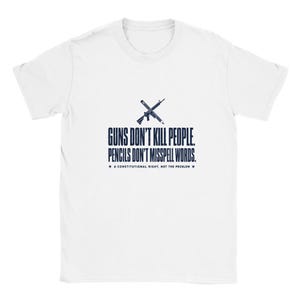 Peut inclure: Un t-shirt blanc à manches courtes avec un motif bleu foncé représentant un fusil croisé avec un crayon. Le texte indique : GUNS DON'T KILL PEOPLE. PENCILS DON'T MISSPELL WORDS. A CONSTITUTIONAL RIGHT, NOT THE PROBLEM, avec des étoiles.