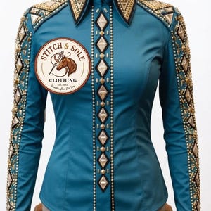 Puede incluir: Una camisa de manga larga color verde azulado con cuello estructurado y cierre de botones. La prenda está decorada con patrones de diamantes en dorado, negro y plata en el cuello, las mangas y la parte central. Un logo circular dice STITCH & SOLE CLOTHING EST. 2022.