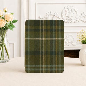 Peut inclure: Une coque de tablette rectangulaire présentant un motif à carreaux vert olive foncé, vert forêt et bleu sourd avec de fines lignes blanches et beiges entrecroisées. L'étui possède des coins arrondis et une texture imitant le tissu tissé.