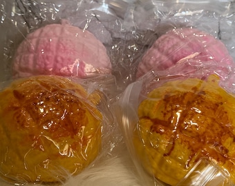 Crunchy Round Bread Squishy, Slow-Rise Stress Toy, 2 colors.