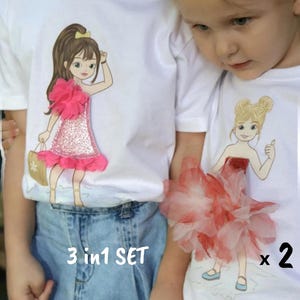 Puede incluir: Dos camisetas blancas con ilustraciones de niñas de dibujos animados y adornos de tela en 3D. Una niña lleva un vestido rosa brillante con una flor rosa, la otra un vestido rojo con una gran flor roja y blanca. El texto dice 3 in 1 SET x 2.
