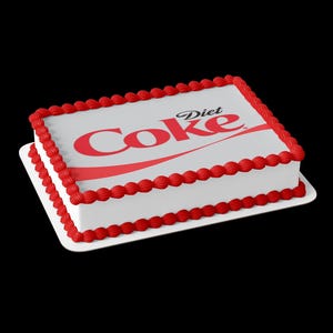 Puede incluir: Un pastel rectangular con glaseado blanco y una superficie superior lisa que presenta el logotipo rojo de Diet Coke. Los bordes del pastel están decorados con un borde de pequeñas rosetas de glaseado rojo a lo largo del perímetro superior e inferior.