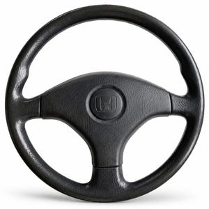 Puede incluir: Un volante negro de tres radios con acabado texturizado y una cubierta central circular para la bocina con el logotipo de Honda en relieve. El volante tiene un aro circular y un diseño central con tres radios que conectan con el anillo exterior.