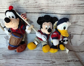 1999 4th of July Fife & Drum Mickey Donald Gooft set Bean Bag Beanies W/ Tags.