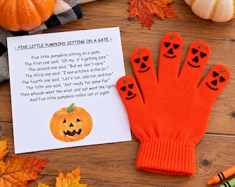 Peut inclure: Un gant en tricot orange vif avec cinq visages de citrouille cousus sur chaque doigt, accompagné d'une carte blanche imprimée avec le poème Five Little Pumpkins Sitting on a Gate et une illustration colorée d'une citrouille d'Halloween.
